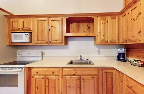 Northport Cabin | Relaxing three-bedroom dog-friendly cabin w/full kitchen, firepit & A/C