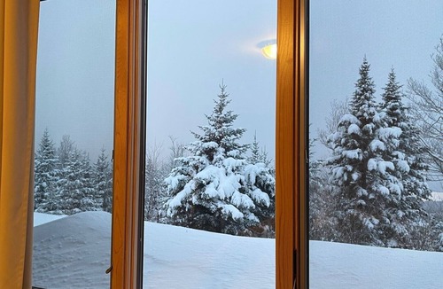 Rangeley Condo | Relaxing Ski-in/Ski-out Mountainside Getaway
