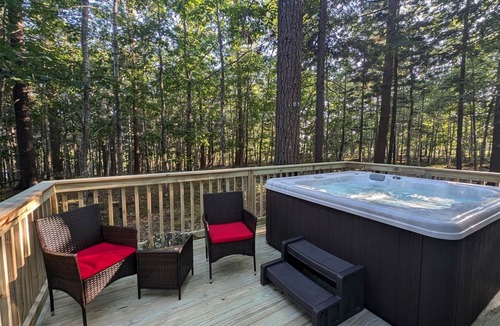 Bar Harbor Cabin | Renovated Cabin WITH HOT TUB Tucked in Pines Cabin 9