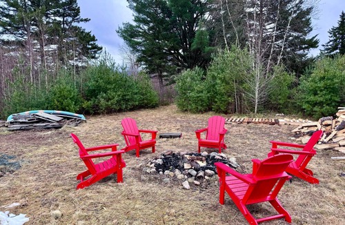 Twin Mountain Cottage | Renovated Farmhouse on Snowmobile Trail With Firepit & Mountain Views, 10 min From Bretton Woods