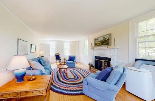 Brunswick House | Renovated farmhouse on an acreage with grill, four-bedrooms, & W/D - river views