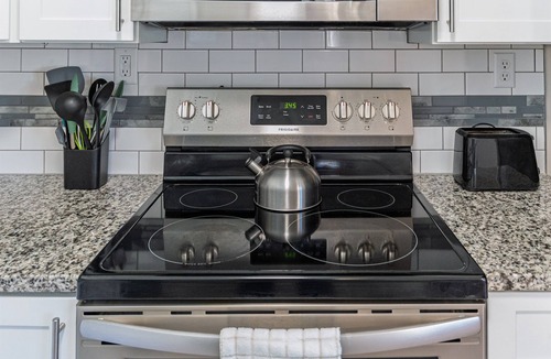 Geyser Crest House | Renovated Near Downtown Saratoga SPAC Track Dogs