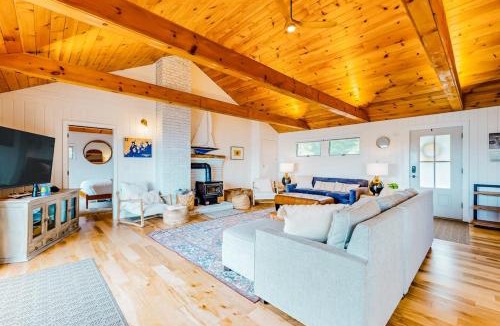 Saint George House | Renovated oceanfront home with stunning view & pebbly beach - snowbird-friendly