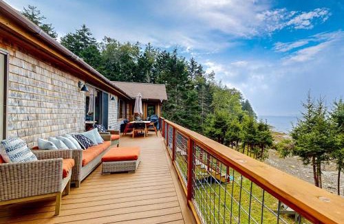 Saint George House | Renovated oceanfront home with stunning view & pebbly beach - snowbird-friendly