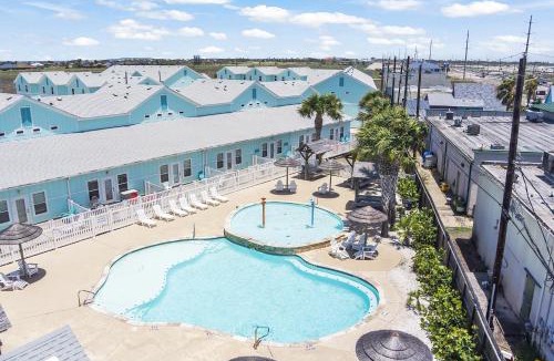 Corpus Christi House | Resort Pool, 5 Bedroom, Dog-Friendly, King Bed, Near White Cap Beach, Patio, Grill