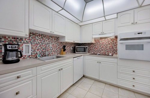 Hollywood South Central Beach Condo | Resort-Styled Condo Pool & Gym, Hollywood Beach