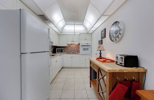 Hollywood South Central Beach Condo | Resort-Styled Condo Pool & Gym, Hollywood Beach