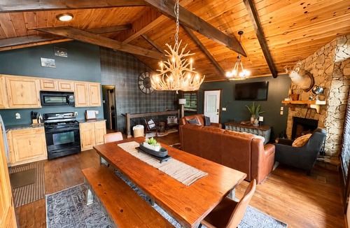 Ellijay Cabin | Retreat 50 Acres Mtn Views Hot Tub Fire Pit Sleeps 10 Game & Media Room Ellijay