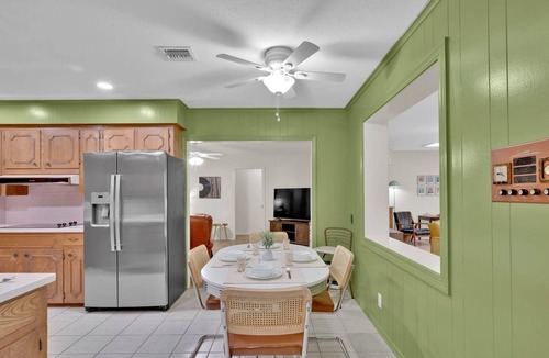 Springlake House | Retro Time Capsule · Mid-Century 3BR · Sleeps 9