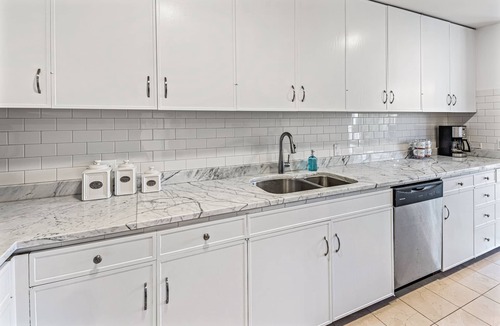 Waialae Iki Condo | Right on the beach near Diamond Head and 4 miles from Waikiki!