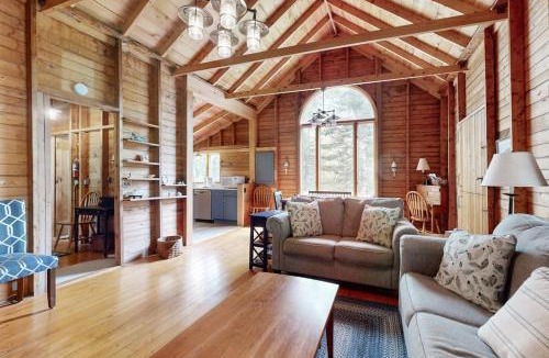 South Bristol House | River view home w/lovely deck, views & fireplace