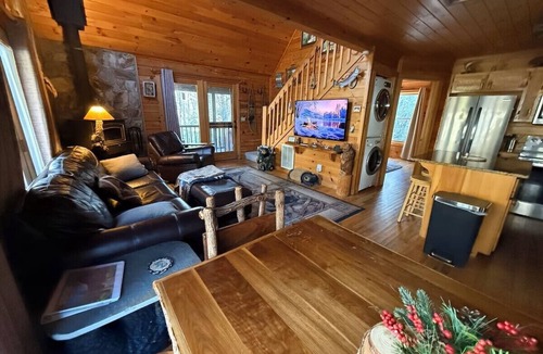 Epworth Cabin | Riverbend Waterfront Cabin-Fishing-Hot Tub-Gated