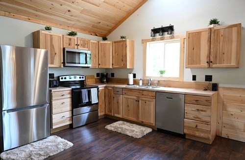 Paris Cabin | Riverfront Bear Cabin