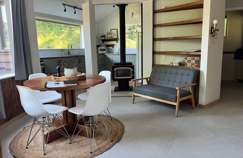 Taghum Cottage | Riverfront Eagles Perch-15 minute to Nelson-Rustic Kootenay Cabin