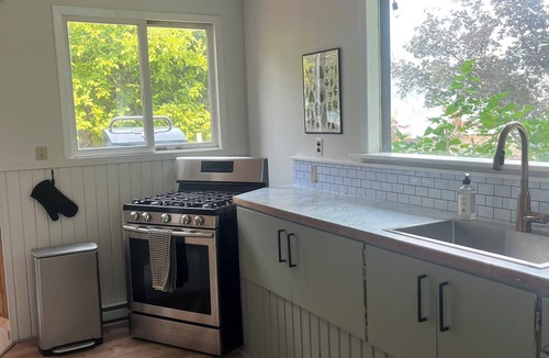 Taghum Cottage | Riverfront Eagles Perch-15 minute to Nelson-Rustic Kootenay Cabin