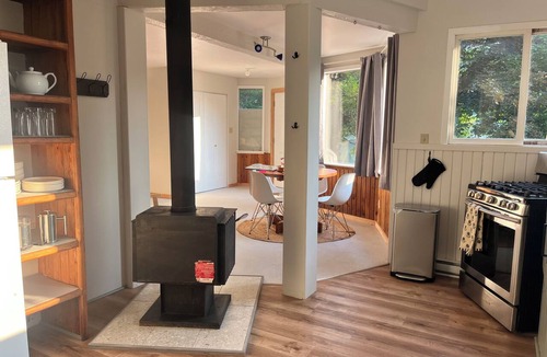 Taghum Cottage | Riverfront Eagles Perch-15 minute to Nelson-Rustic Kootenay Cabin