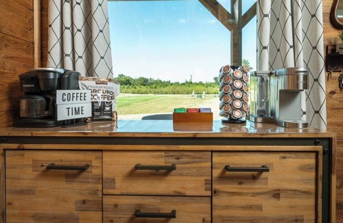 Golden Cabin | Riverside Family Cabin, Pets, Kayaks, Nintendo, Ping Pong. FREE Gym At/By Sweat Shack.