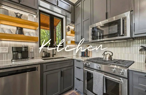 Broken Bow Cabin | Riverside Retreat for Large Families and Groups