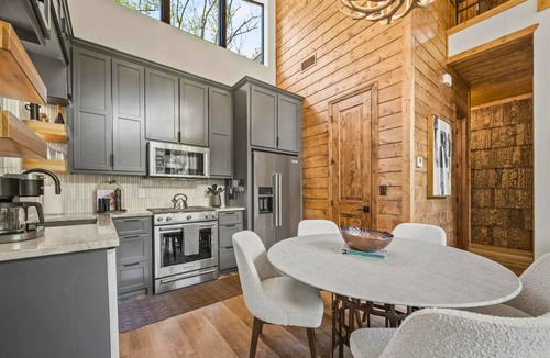 Broken Bow Cabin | Riverside Retreat for Large Families and Groups