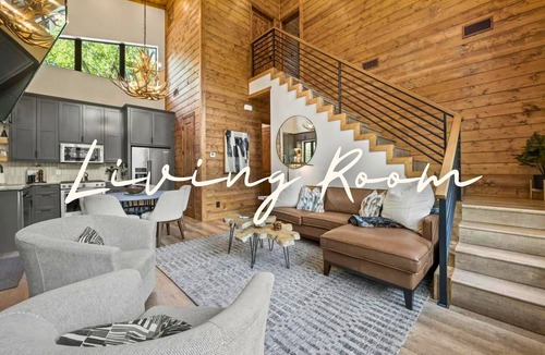 Broken Bow Cabin | Riverside Retreat for Large Families and Groups