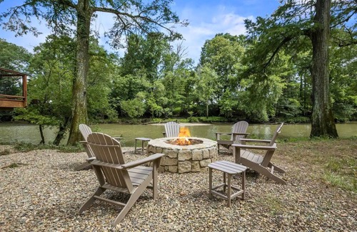 Broken Bow Cabin | Riverside Retreat for Large Families and Groups