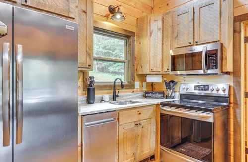 McCaysville Cabin | Riverside Retreat - Tranquility and Fun
