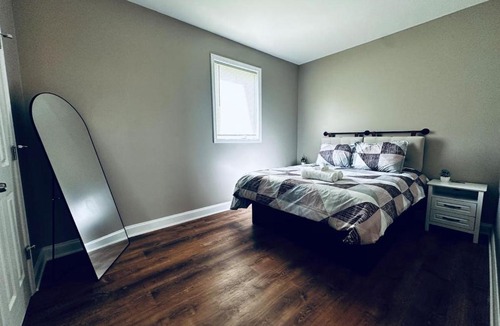 Downtown Niagara Falls House | Riverview Walk to Falls Newly Renovated 6 BDRMS