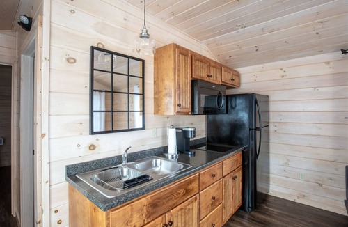 North Sebago Cabin | ROBIN - RESORT WITH 12 PROPERTIES. NATURAL POND FOR SWIMMING.