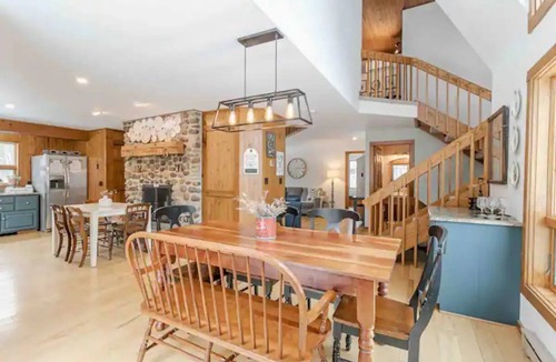 Naples House | Robust vacation home near wineries, nature and ski mountains in the FLX region!