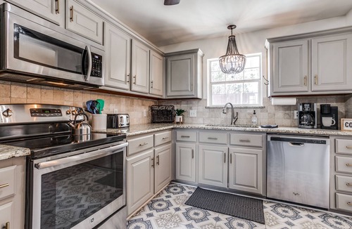 Rockwall House | Rockwall Lux Retreat💥Pool&Spa💥Covered Patio-5min walk downtown-Parks-Trails-Lake