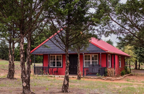 Guthrie Cottage | Romantic bed breakfast cottage with private hot tub, kitchen, jacuzzi,fireplace