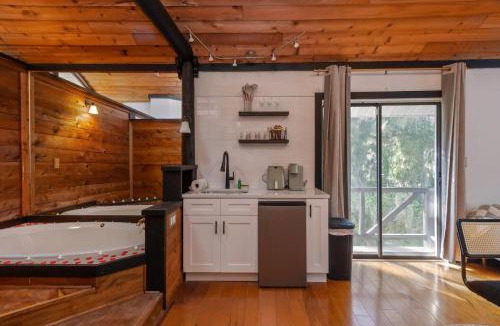 Kissimmee House | Romantic Getaway Cabin with Jacuzzi