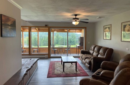 Wellsboro Cabin | Romantic King Suite w/Soaking Tub + Mountain View