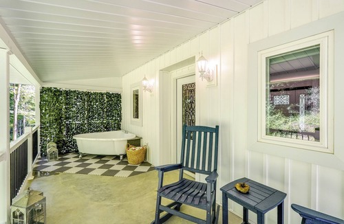 Sandyville Cabin | Romantic Retreat | Double Shower | Two Person Claw Foot Tub