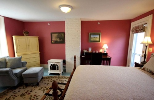 Hallowell Cabin | Romantic Stay on a Traditional Farm near the Kennebec River, Maine