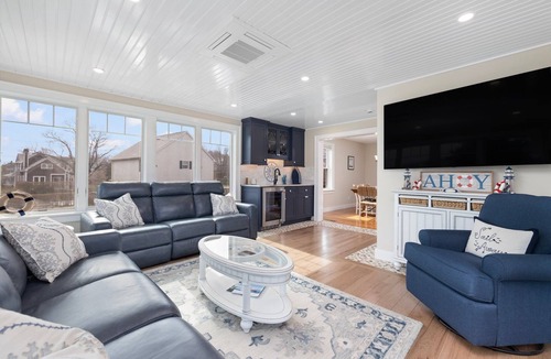 Narragansett Pier House | Roof Top Retreat! Only Steps to Boon St Market and Narragansett Sea Wall!