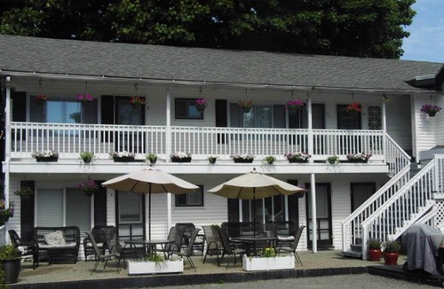 Otter Creek Apartment | Room 6 at the Otter Creek Inn