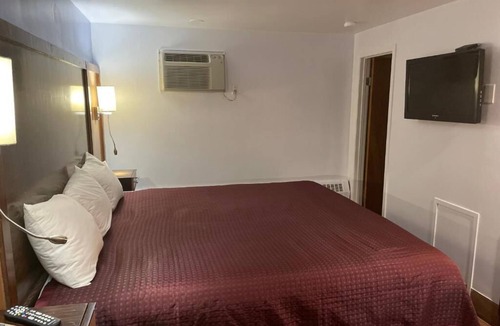 North Tonawanda Hotel | Room w/King Bed, Scottish Inns, Free Parking, few Minutes from Niagara Falls