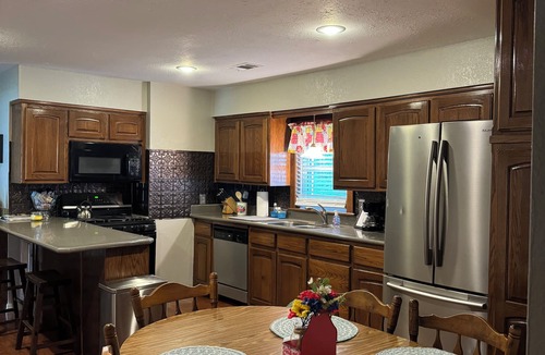 Paris House | Rosewood Cottage…sleeps up to 7!—Cleaning fee included in nightly rate!