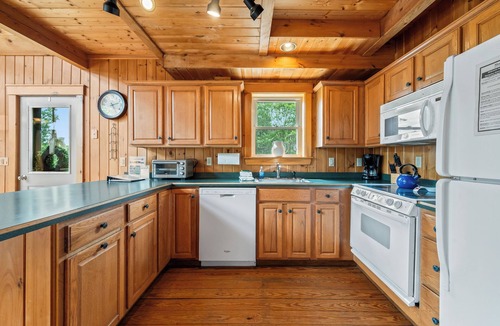Rangeley House | Russell Cove 18 | Pet-Friendly Log Home | Lake Access | Sleeps 10