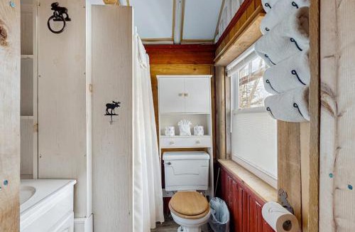 Greenville House | Rustic cabin near boating, fishing or hiking to the lake - dog-friendly