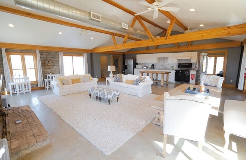 Mineral Wells Cabin | Rustic-Chic 2BR Casita Sleeps 10 Brazos River Views Mineral Wells