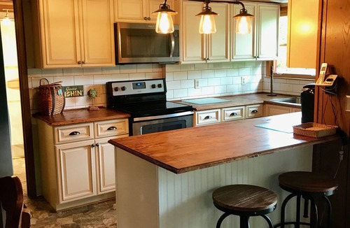 Big Creek Cabin | Rustic Chic getaway in Norris Lake's Big Creek area. Pet-Friendly!