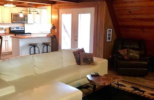 Big Creek Cabin | Rustic Chic getaway in Norris Lake's Big Creek area. Pet-Friendly!