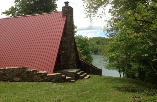 Big Creek Cabin | Rustic Chic getaway in Norris Lake's Big Creek area. Pet-Friendly!