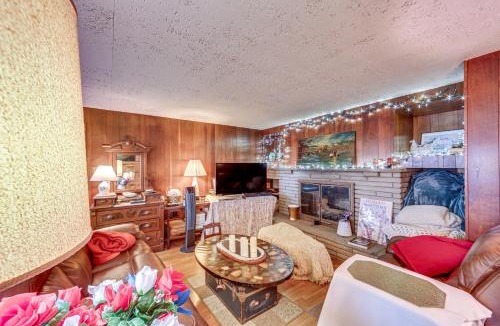 West Mifflin Apartment | ‘Rustic Chic’ Retreat: 4 Mi to Kennywood!