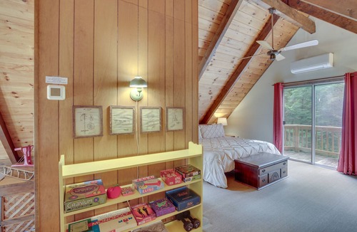 West Bridgton Cabin | Rustic, Cozy Cabin w/ Easy Ski and Beach Access!