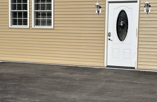 Vernon Apartment | Rustic cozy large 1-bedroom, Queen Size Bed priced per-person rate
