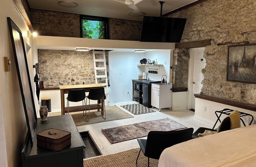 Elora Apartment | Rustic Escape - Private Suite in Downtown Elora