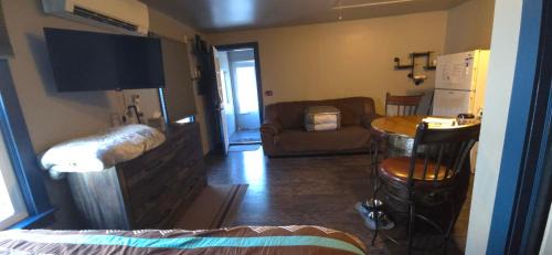 Geneva-on-the-Lake House | "Rustic Getaway A Charming & Cozy Cottage for Two or Four!"